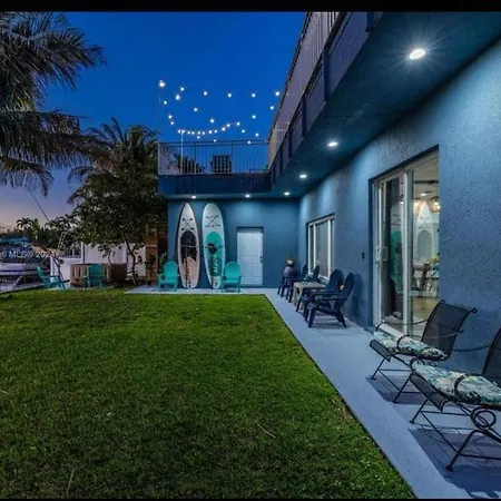 Hot Tub! Roof Top! Firepit! Boat Dock!